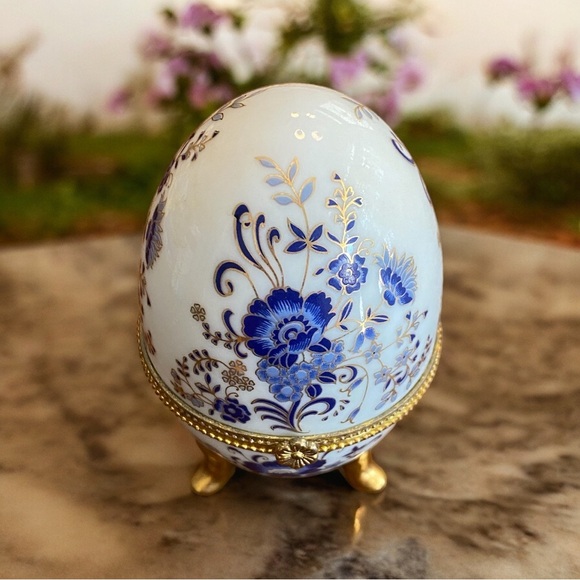 Vintage three footed egg shaped trinket box in excellent condition. - Picture 5 of 6